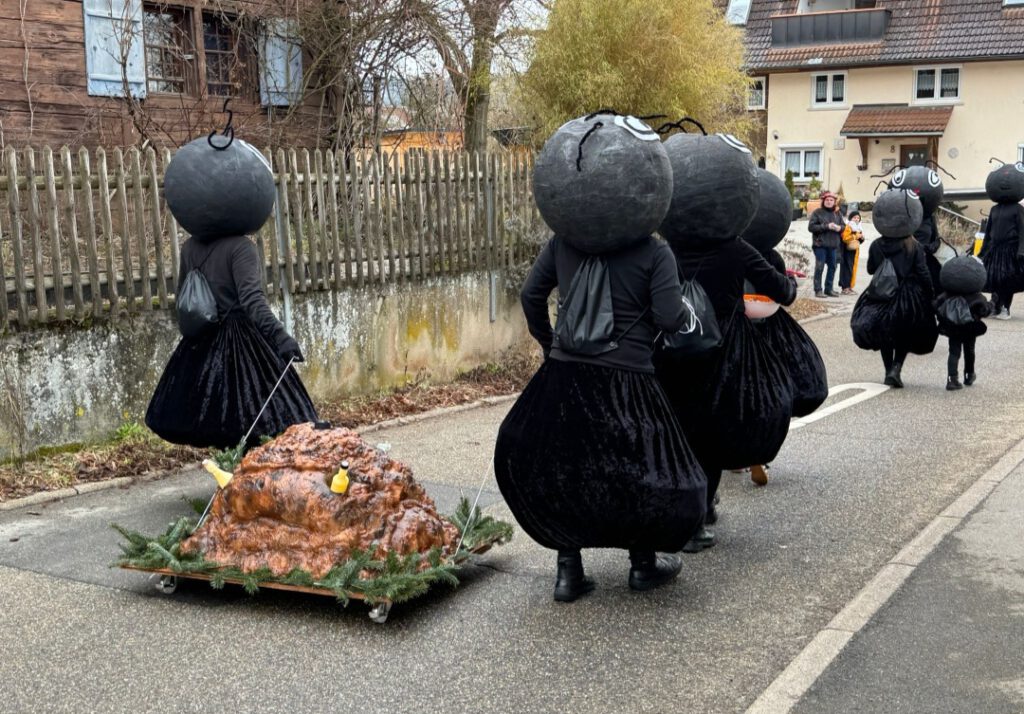 Ameisen mit Ameisenhaufen